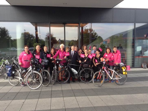 Pink Ribbon Team mit Ingolstadts Oberbürgermeister Dr. Christian Lösel (Mitte) und Herrn Trenner (4. von rechts) und KollegInnen vom Hotel enso